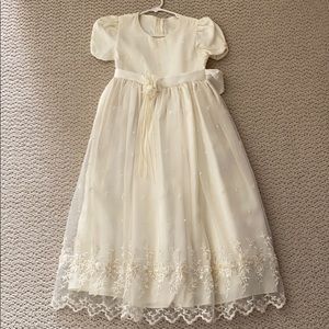 embroidered white dress, perfect condition.